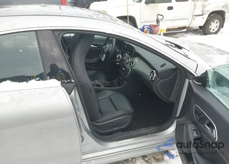 2014 Mercedes-Benz Cla 250 z USA, uszkodzony, nr VIN WDDSJ4EB4EN069166